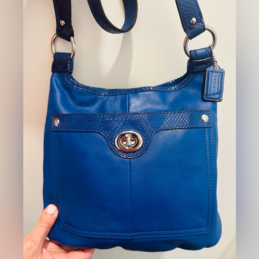 Vintage COACH Penelope royal blue leather crossbody.